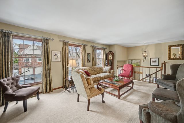 827 N Driveway, Glen Ellyn, IL 60137