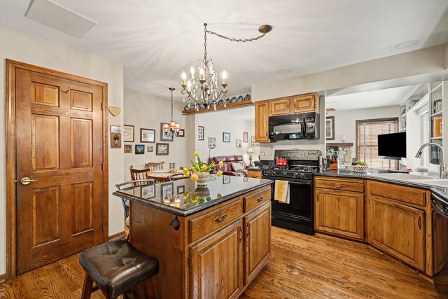 827 N Driveway, Glen Ellyn, IL 60137