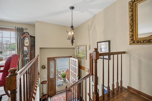 827 N Driveway, Glen Ellyn, IL 60137