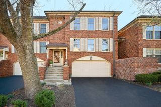 827 N Driveway, Glen Ellyn, IL 60137