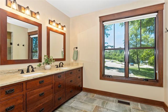 5692 SW Lake Ridge Drive, West Des Moines, IA 50265