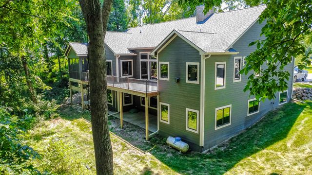 5692 SW Lake Ridge Drive, West Des Moines, IA 50265