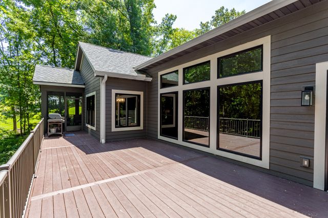 5692 SW Lake Ridge Drive, West Des Moines, IA 50265