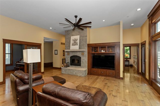 5692 SW Lake Ridge Drive, West Des Moines, IA 50265