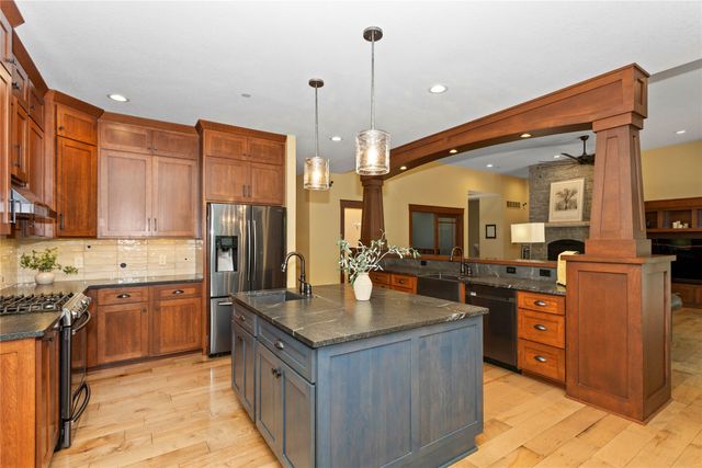 5692 SW Lake Ridge Drive, West Des Moines, IA 50265