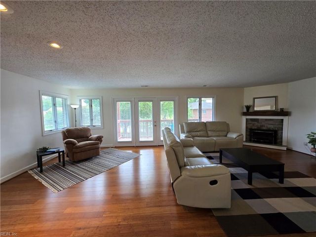 1208 Foursome LN, Virginia Beach, VA 23455