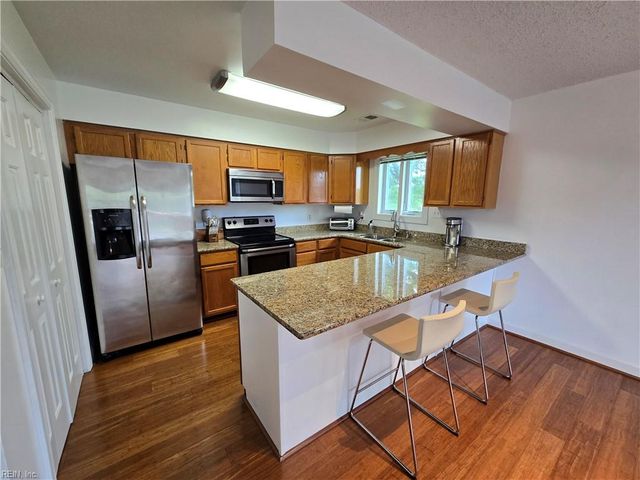 1208 Foursome LN, Virginia Beach, VA 23455