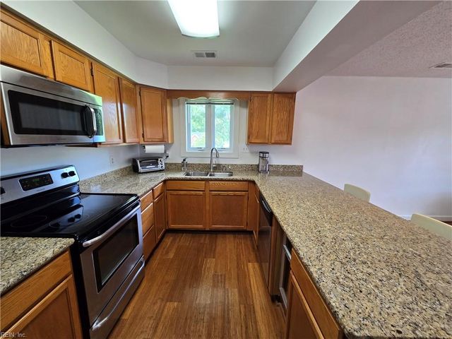 1208 Foursome LN, Virginia Beach, VA 23455