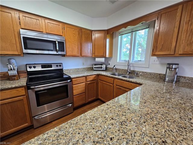 1208 Foursome LN, Virginia Beach, VA 23455