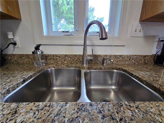 1208 Foursome LN, Virginia Beach, VA 23455