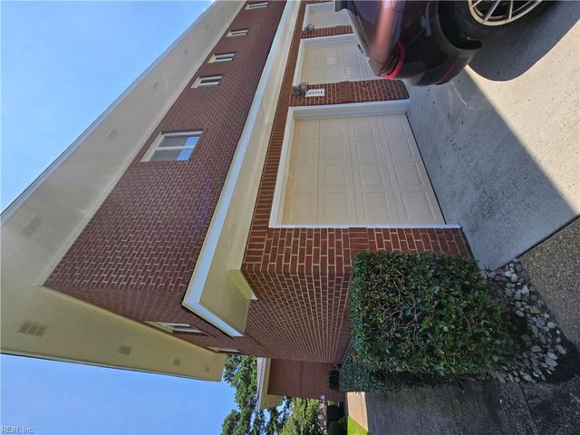 1208 Foursome LN, Virginia Beach, VA 23455