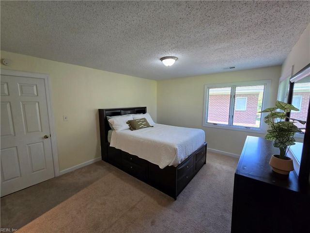 1208 Foursome LN, Virginia Beach, VA 23455