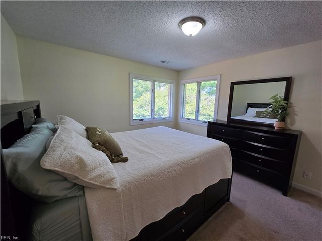 1208 Foursome LN, Virginia Beach, VA 23455