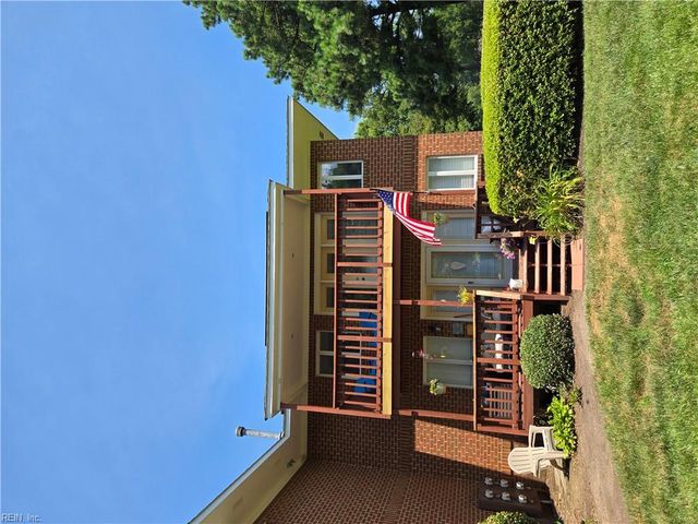 1208 Foursome LN, Virginia Beach, VA 23455