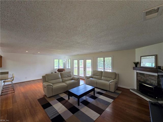 1208 Foursome LN, Virginia Beach, VA 23455