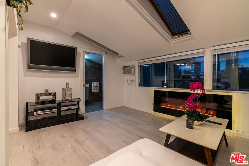 Image 20 of property listing at 1845 Pandora Avenue, Los Angeles, CA 90025