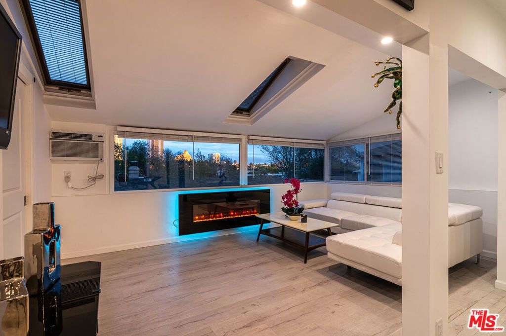 Image 8 of property listing at 1845 Pandora Avenue, Los Angeles, CA 90025