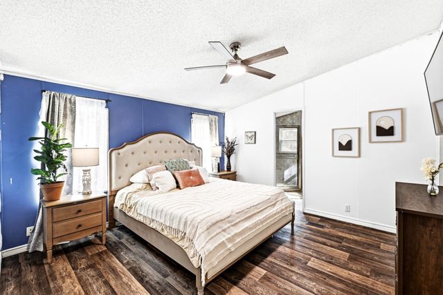 124 Coyote LN, Elgin, TX 78621