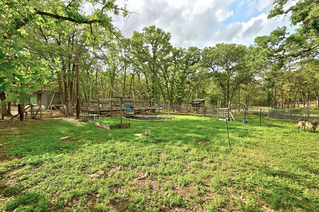 124 Coyote LN, Elgin, TX 78621