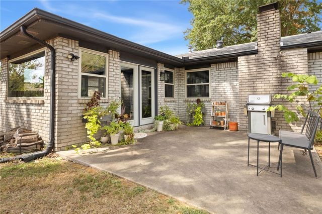 2302 SE 16th Street, Bentonville, AR 72712
