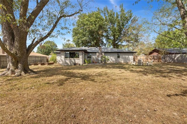 2302 SE 16th Street, Bentonville, AR 72712