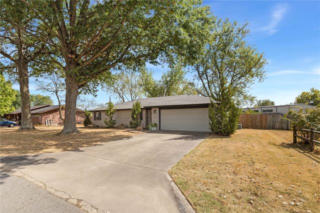 2302 SE 16th Street, Bentonville, AR 72712