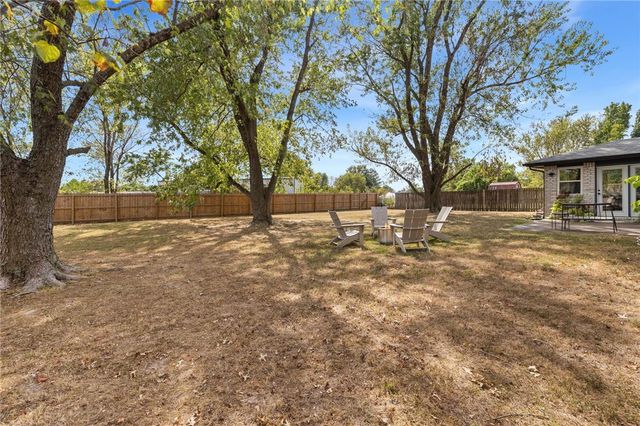 2302 SE 16th Street, Bentonville, AR 72712
