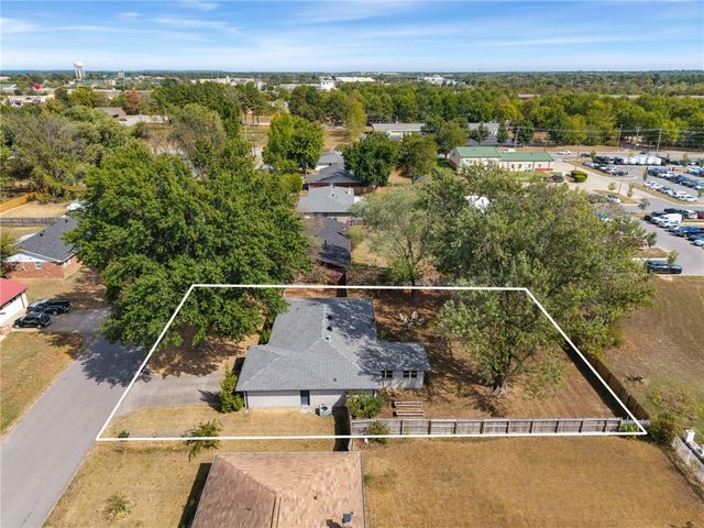 2302 SE 16th Street, Bentonville, AR 72712