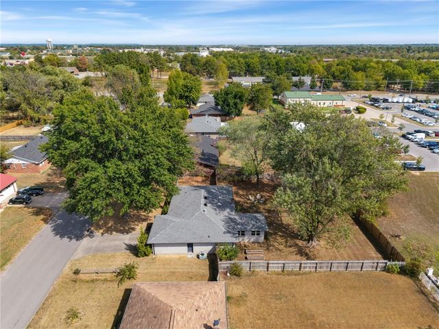 2302 SE 16th Street, Bentonville, AR 72712