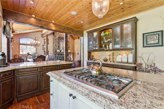 32310 Hummingbird Court, Running Springs, CA 92382