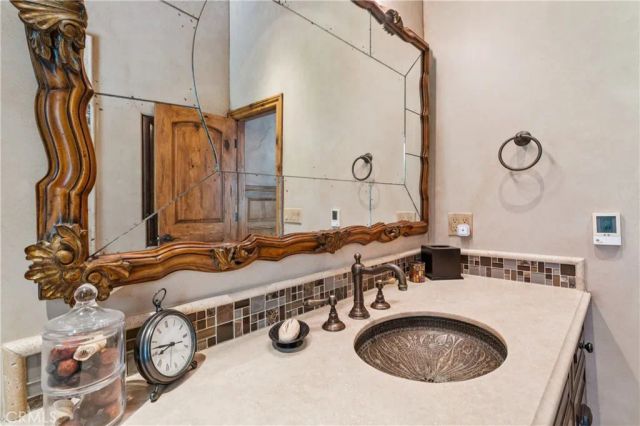 32310 Hummingbird Court, Running Springs, CA 92382