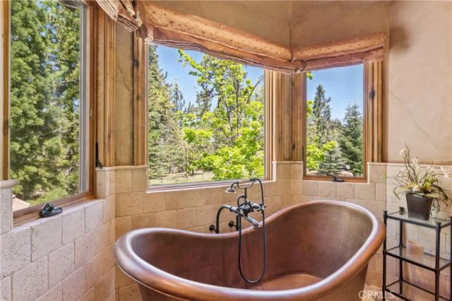 32310 Hummingbird Court, Running Springs, CA 92382