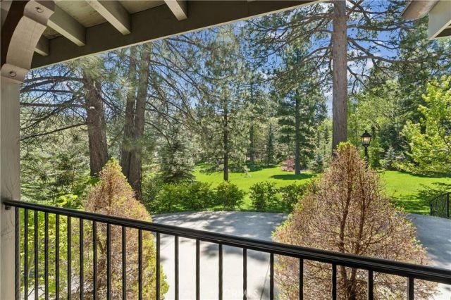 32310 Hummingbird Court, Running Springs, CA 92382