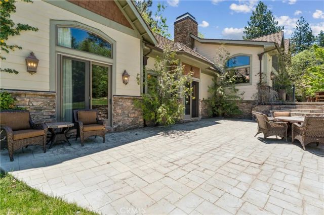 32310 Hummingbird Court, Running Springs, CA 92382