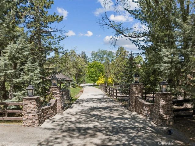 32310 Hummingbird Court, Running Springs, CA 92382