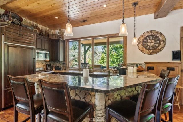 32310 Hummingbird Court, Running Springs, CA 92382