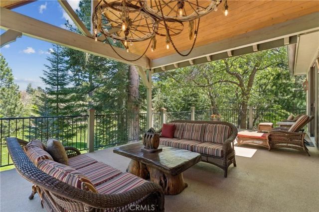 32310 Hummingbird Court, Running Springs, CA 92382