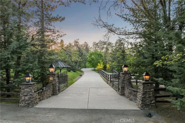 32310 Hummingbird Court, Running Springs, CA 92382