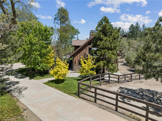 32310 Hummingbird Court, Running Springs, CA 92382