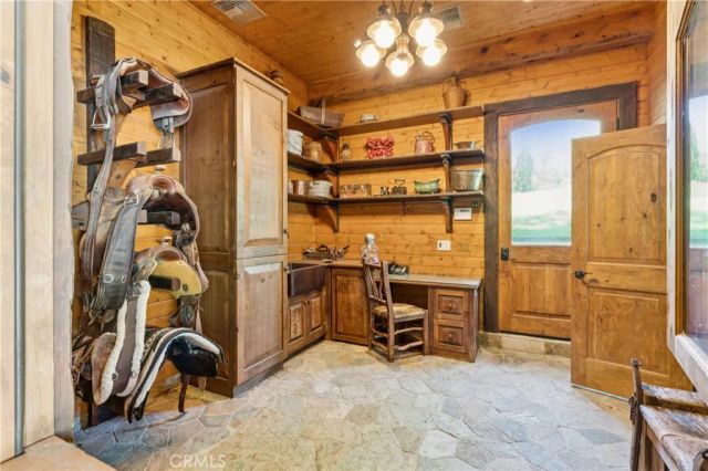 32310 Hummingbird Court, Running Springs, CA 92382