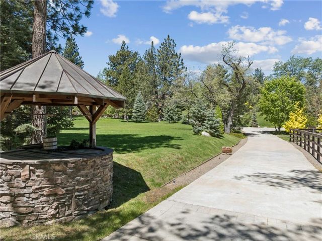 32310 Hummingbird Court, Running Springs, CA 92382