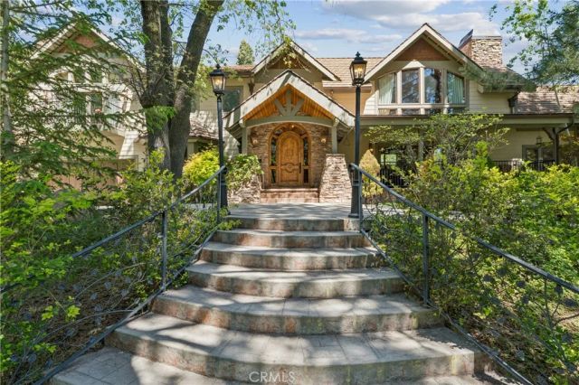 32310 Hummingbird Court, Running Springs, CA 92382
