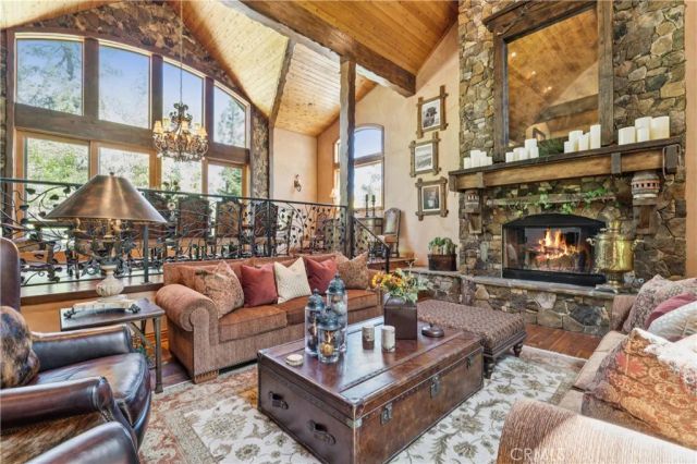 32310 Hummingbird Court, Running Springs, CA 92382