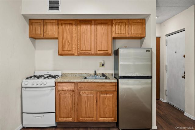 140-14 33rd Avenue 101, Flushing, NY 11354
