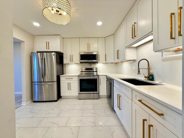 9355 Landings Lane 503, Des Plaines, IL 60016