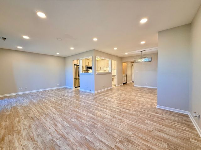 9355 Landings Lane 503, Des Plaines, IL 60016