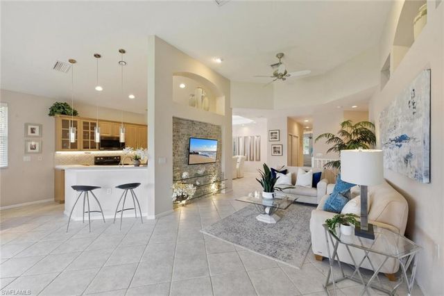 6822 Ascot DR 202, Naples, FL 34113