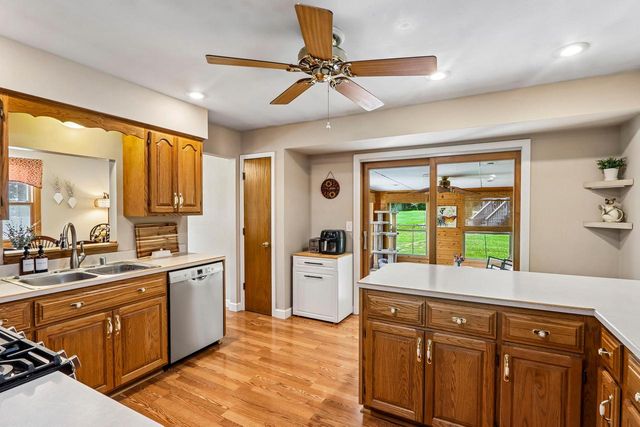 S86W31341 Meyer DRIVE, Mukwonago, WI 53149