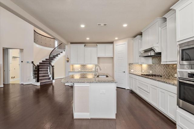 35 N Wheatleigh Drive, Tomball, TX 77375