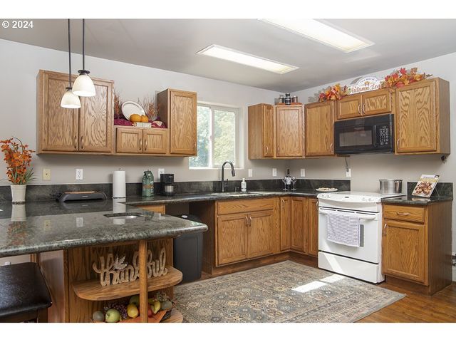 1285 N FRONTAGE Rd, Wolf Creek, OR 97497